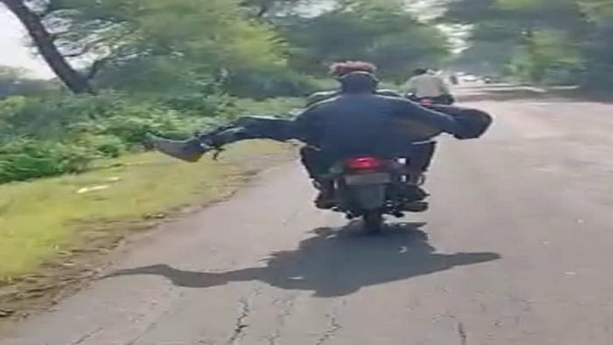 Andhra Pradesh: Father carries son's mortal remains on two-wheeler in Chittoor