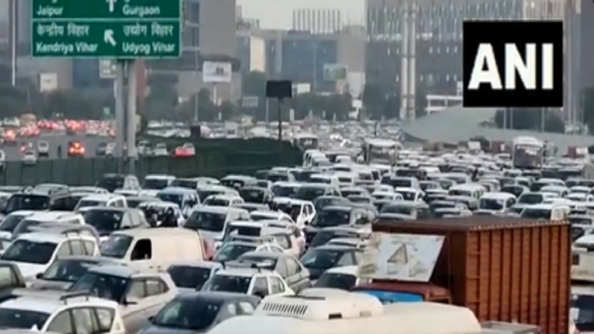 Massive traffic jam at Delhi-Gurugram expressway ahead of Diwali | WATCH