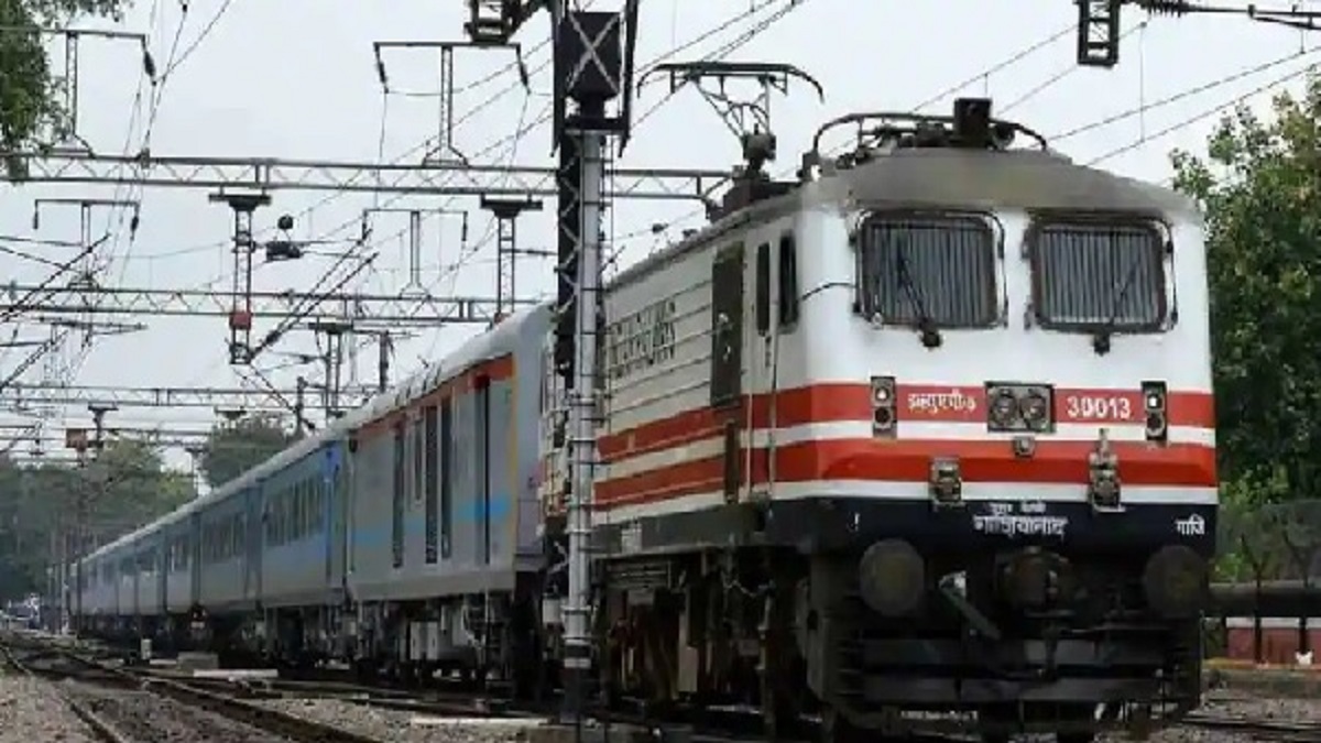 Madhya Pradesh: Two RPF constables killed after being hit by speeding train at Sank railway station in Morena