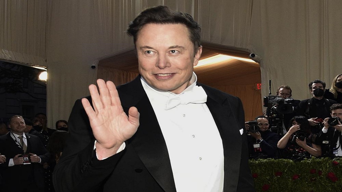 Elon Musk to ‘remodel’ Twitter, plans to lay off employees