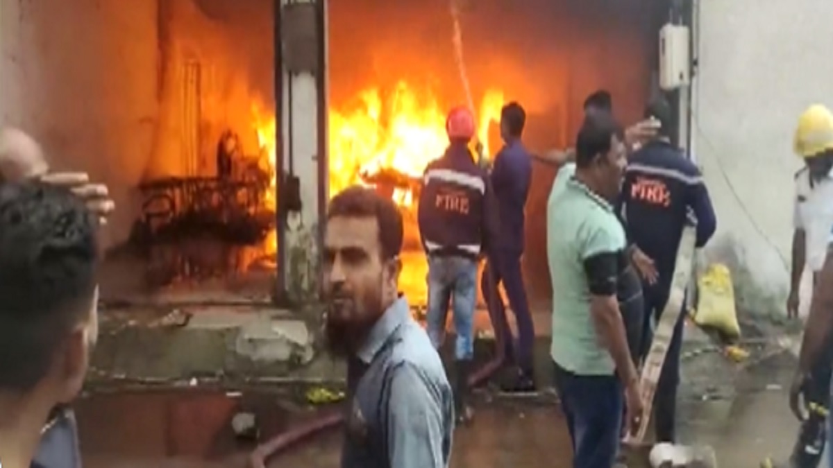 Gujarat: Massive fire breaks out at RO plant godown in Vadodara;  five nearby shops gutted