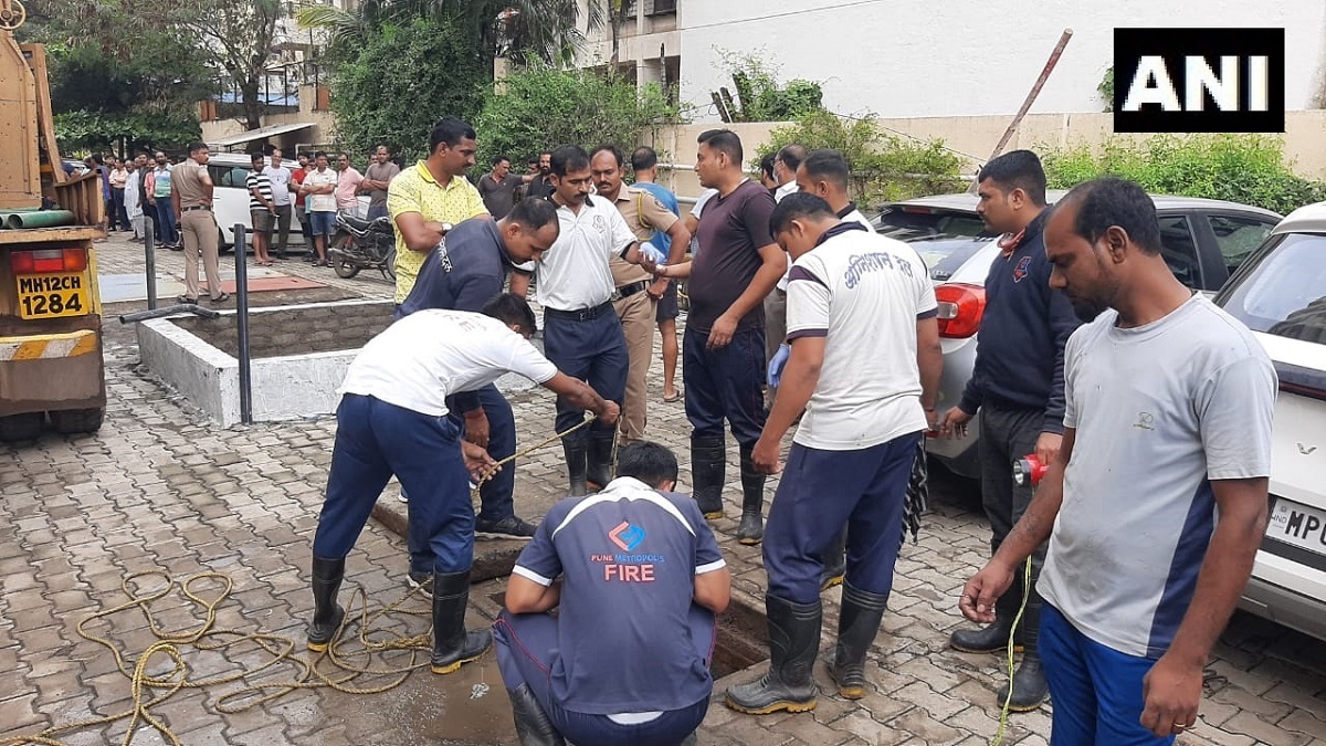 Pune: Two labourers die while cleaning 18-feet deep septic tank