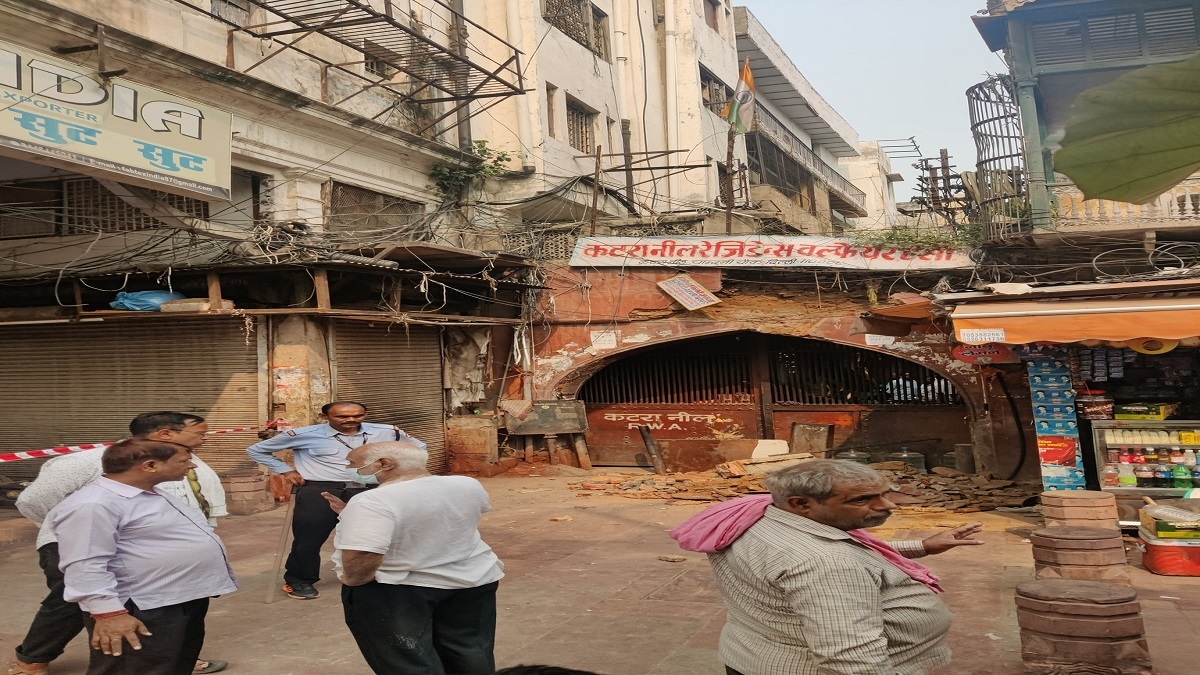 Delhi: Portion of the iconic ‘Katra Neel’ gateway in Chandni Chowk collapses