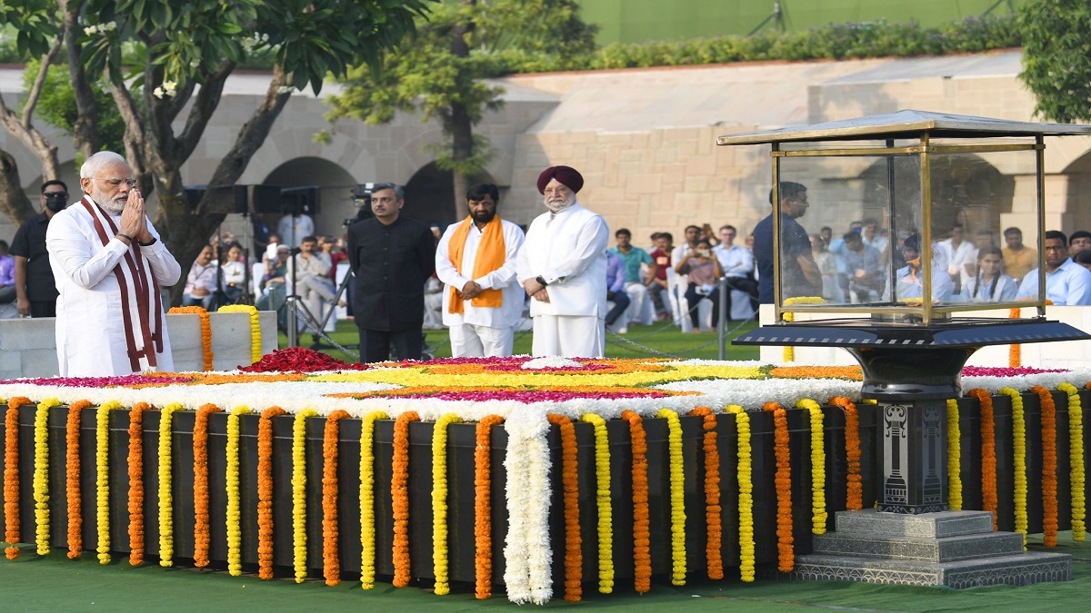 PM Modi pays tributes to Mahatma Gandhi, Lal Bahadur Shastri on their birth anniversaries | VIDEO