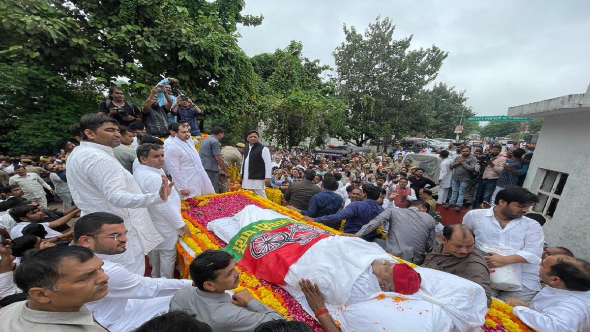 Mulayam Singh Yadav cremated with full state honours at UP's Saifai as lakhs bid adieu to 'dhartiputra'