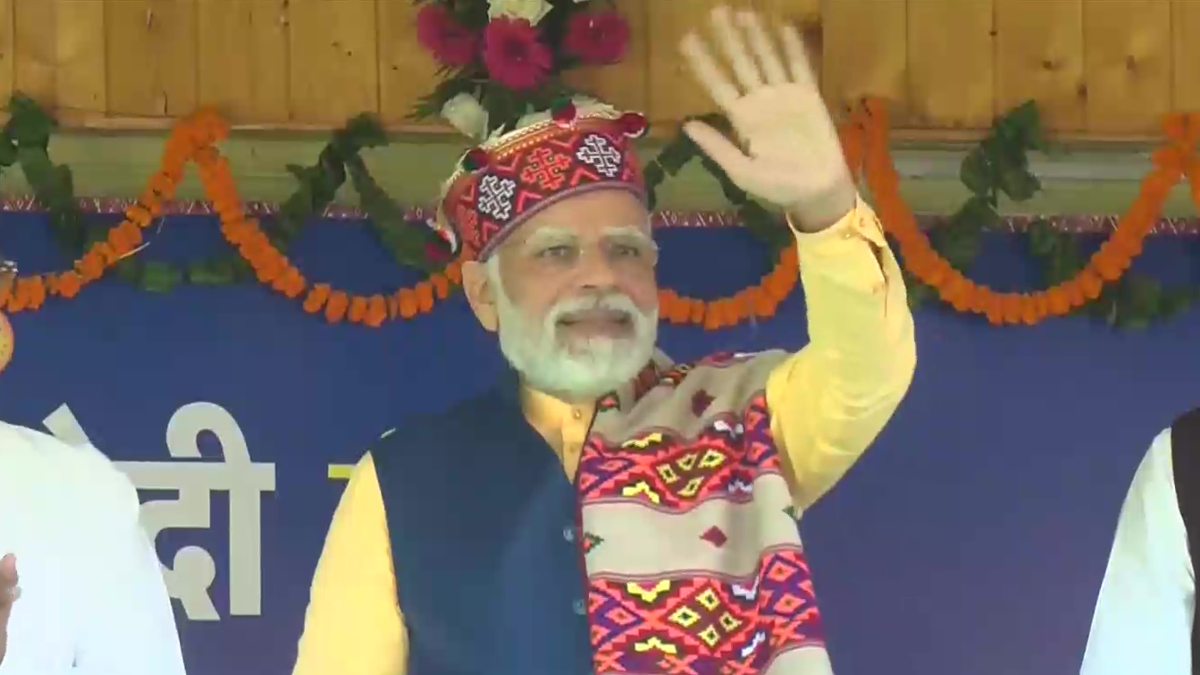 decoding-pm-modi-s-dussehra-look-leader-amps-up-festive-vibe-in-himachali-cap-and-shawl