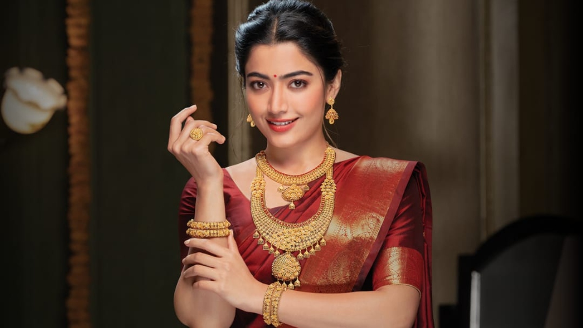 Rashmika Mandanna fans sing 'Jhalak Asharfi' for her on Dhanteras. See Pushpa actress' latest photos