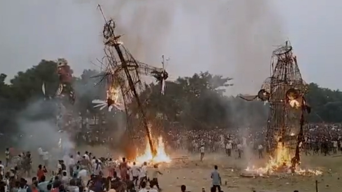 yamunanagar-major-accident-averted-during-ravan-dahan-after-effigy-falls-on-people-gathered-or-video