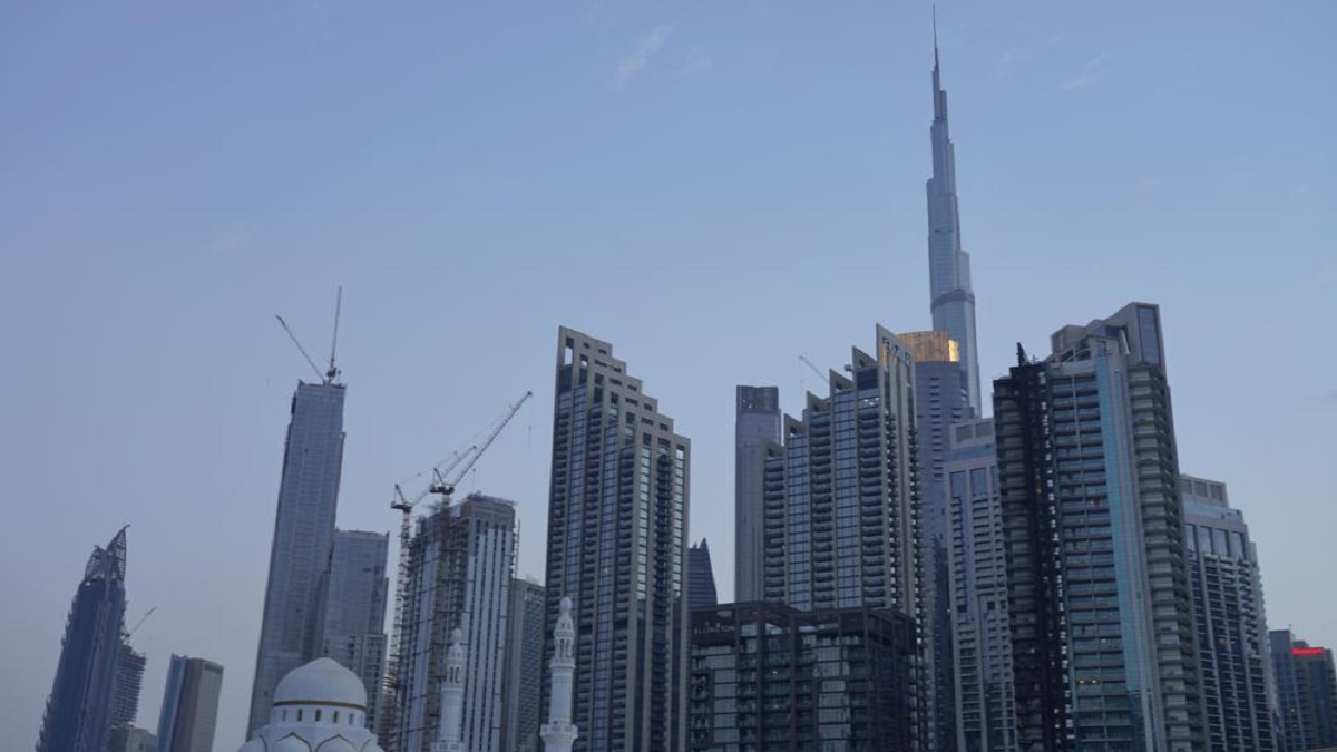 Kebakaran melanda gedung tinggi 35 lantai di dekat Burj Khalifa di Dubai