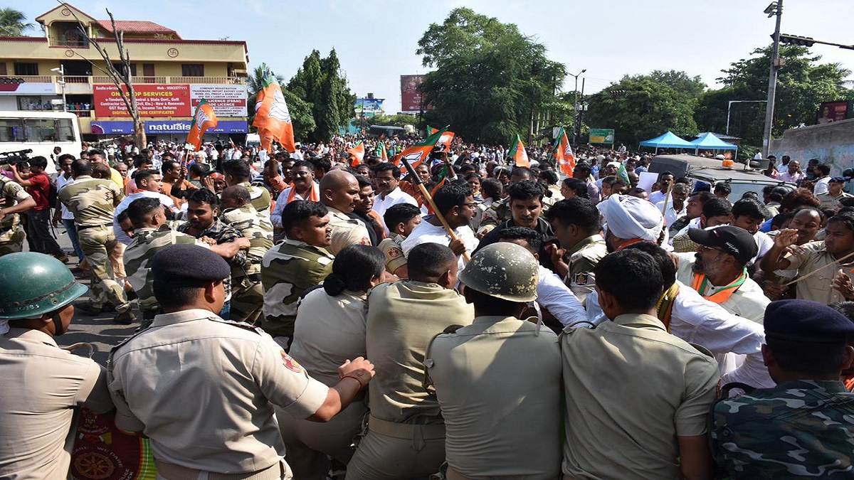 Odisha Bjp Gheraoes Cm House Bjds Counter Protest Against Centre India Tv