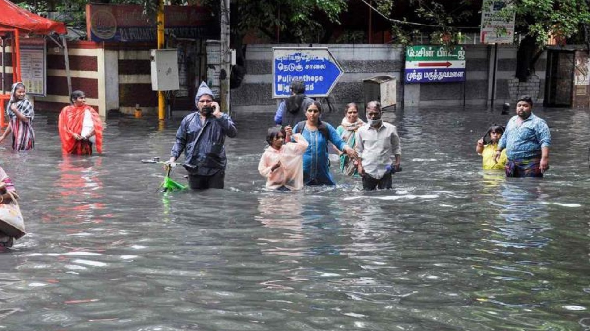 tamil-nadu-heavy-rains-pound-chennai-other-districts-schools-shut