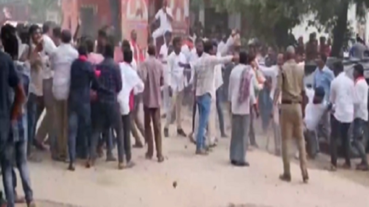 Telangana: Clash breaks out between TRS and BJP workers during Munugode by-election campaign |  WATCH