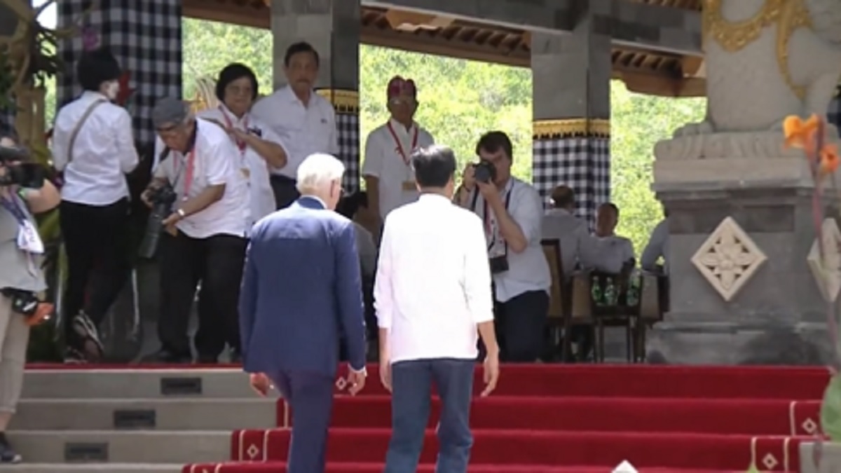 Joe Biden jatuh dari tangga Presiden Indonesia Joko Widodo menggendongnya dalam video KTT G20 Bali Indonesia