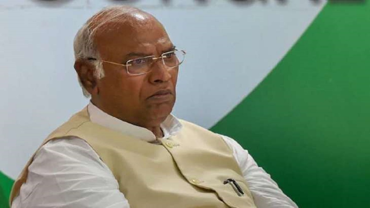 Mallikarjun Kharge gets rousing welcome in Bengaluru