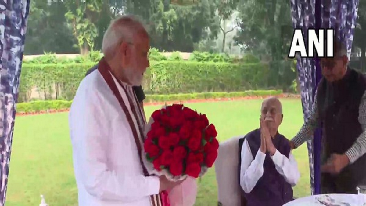 PM Modi visits LK Advani on his 95th birthday, prays for his good health | Video