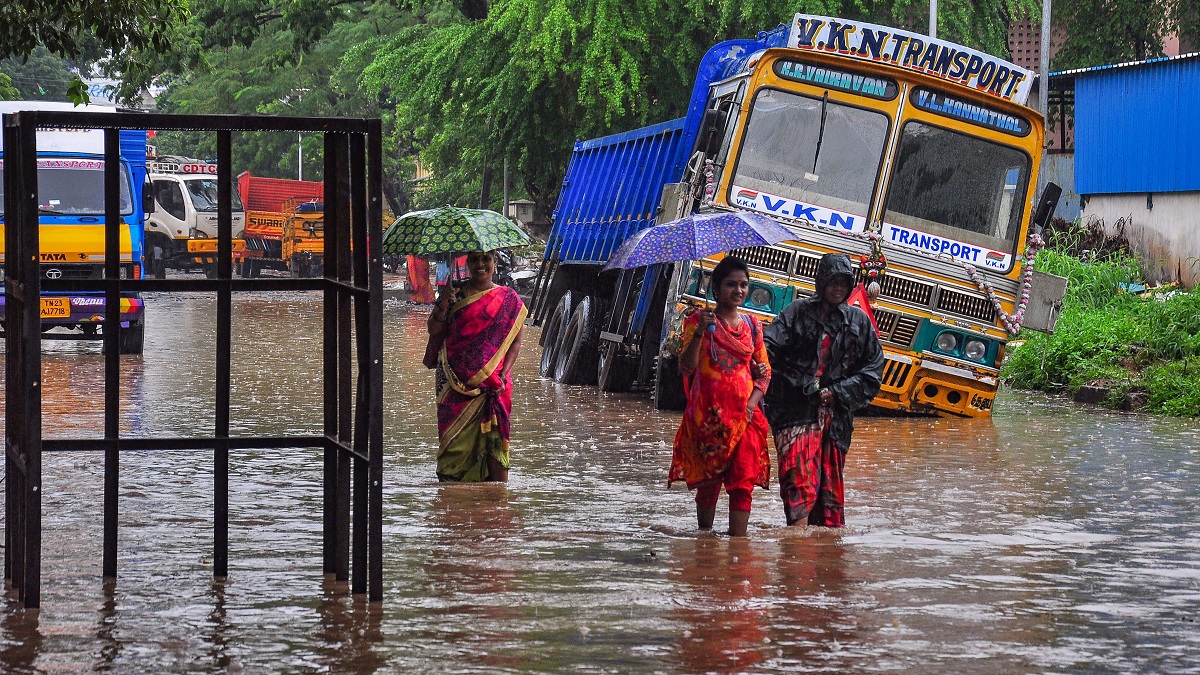 Tamil Nadu: Heavy rains, waterlogging cripple daily life;  schools shut in Chennai, other areas