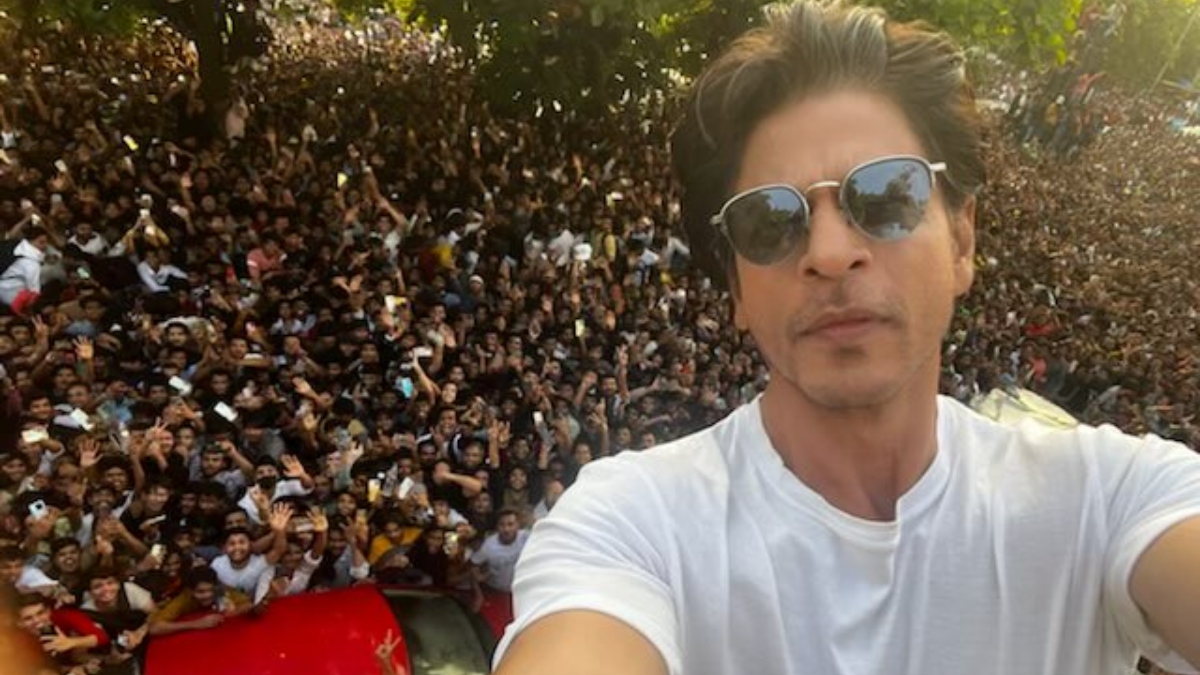 Shah Rukh Khan clicks birthday selfie outside Mannat in the midst ...