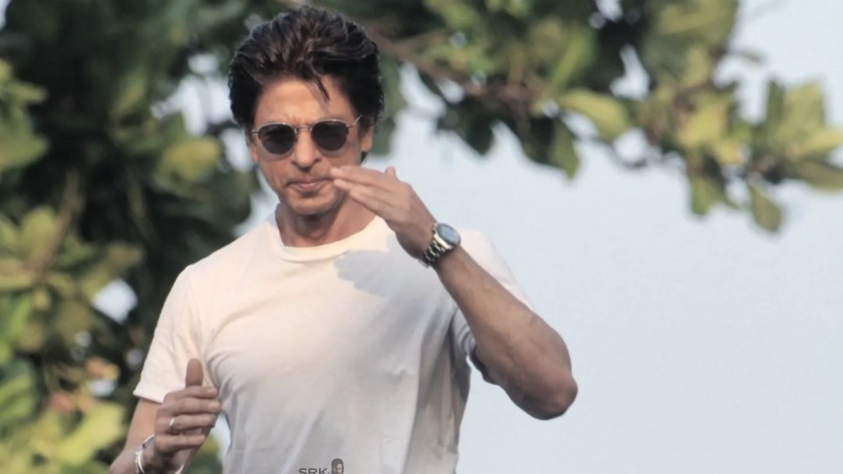 Bollywood 'king' Shah Rukh Khan epitomizes humility at Mumbai Airport