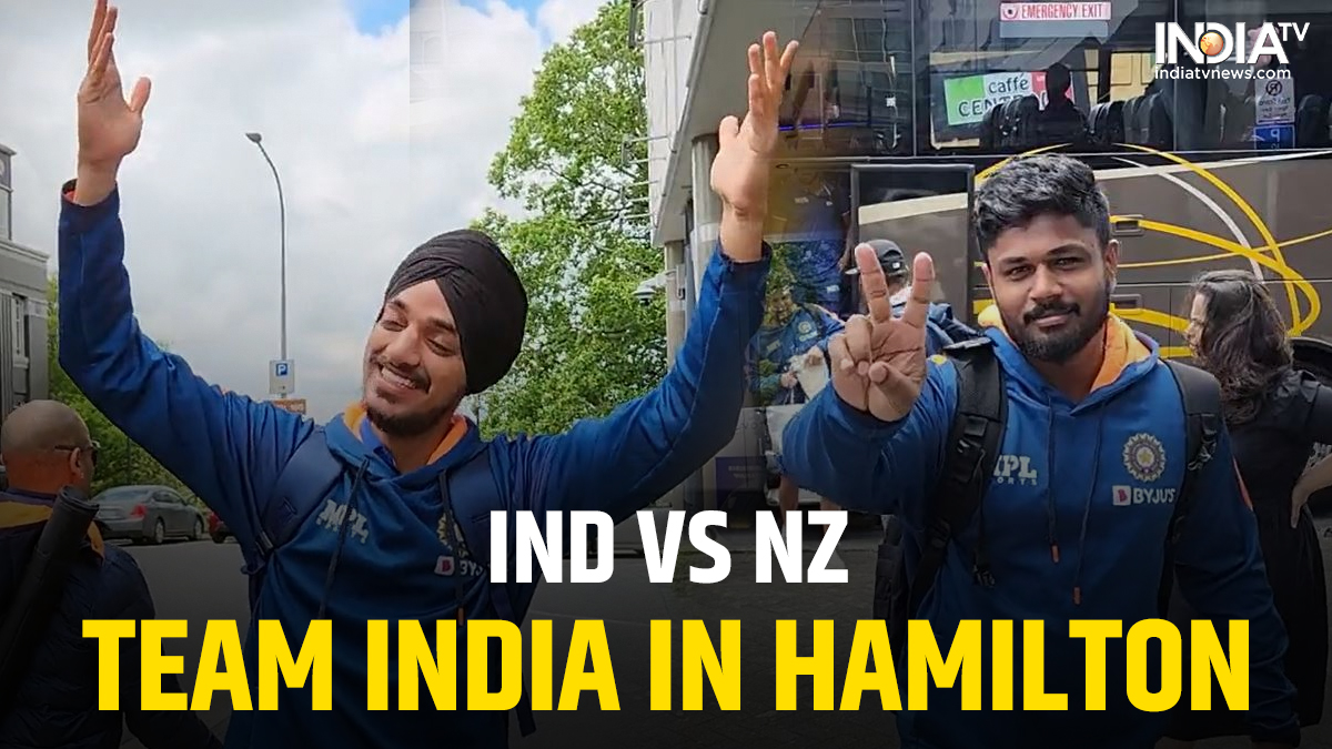 ind-vs-nz-arshdeep-singh-taps-his-feet-on-bhangra-as-shikhar-dhawan-s-india-land-in-hamilton-for-second-odi