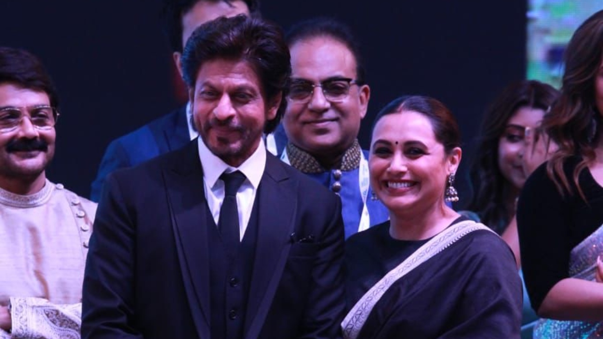 Shah Rukh Khan & Rani Mukerji share an iconic moment at Kolkata International Film Festival | PHOTO