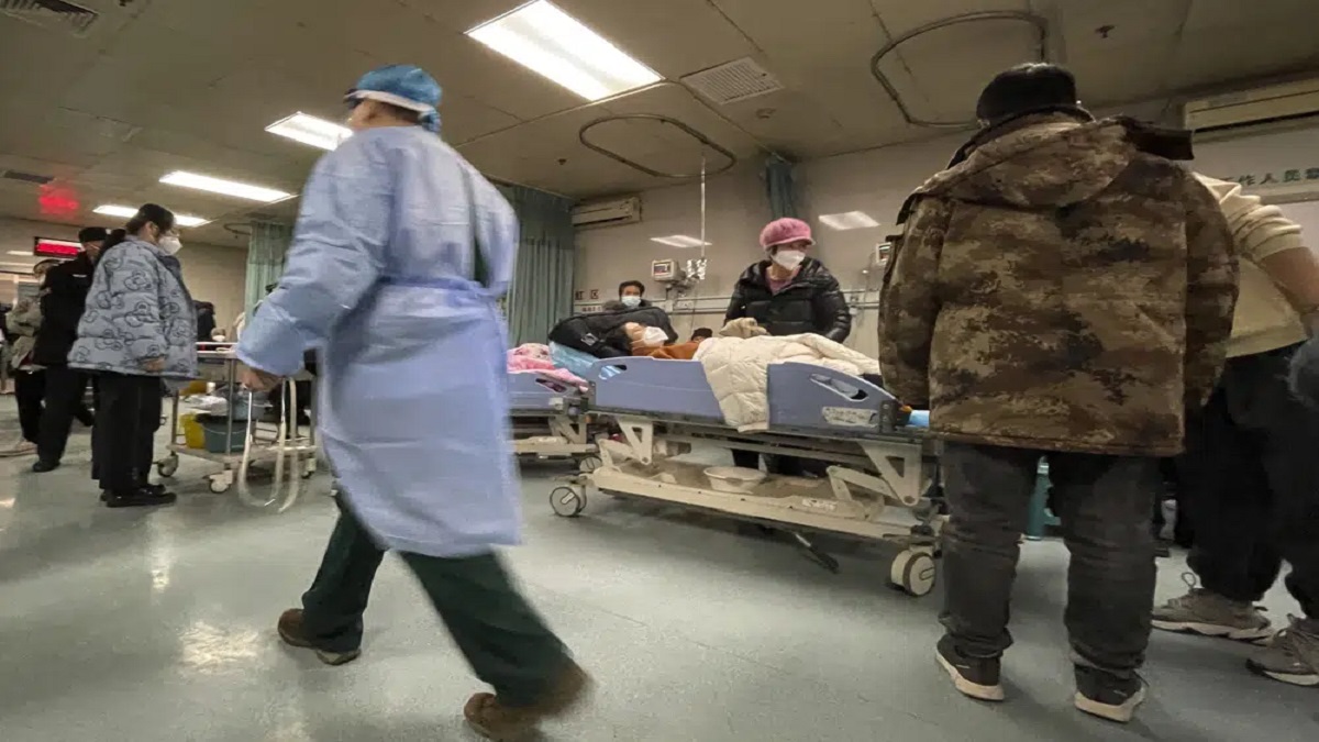 Kota-kota Cina dilanda gelombang Covid yang mematikan;  pasien berbaring tanpa pengawasan di bangku rumah sakit, koridor