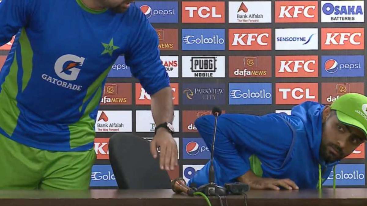 PERHATIKAN |  Babar Azam memberikan tatapan maut kepada reporter setelah dia meneriaki kapten Pakistan Ujian Pertama Pakistan vs Selandia Baru