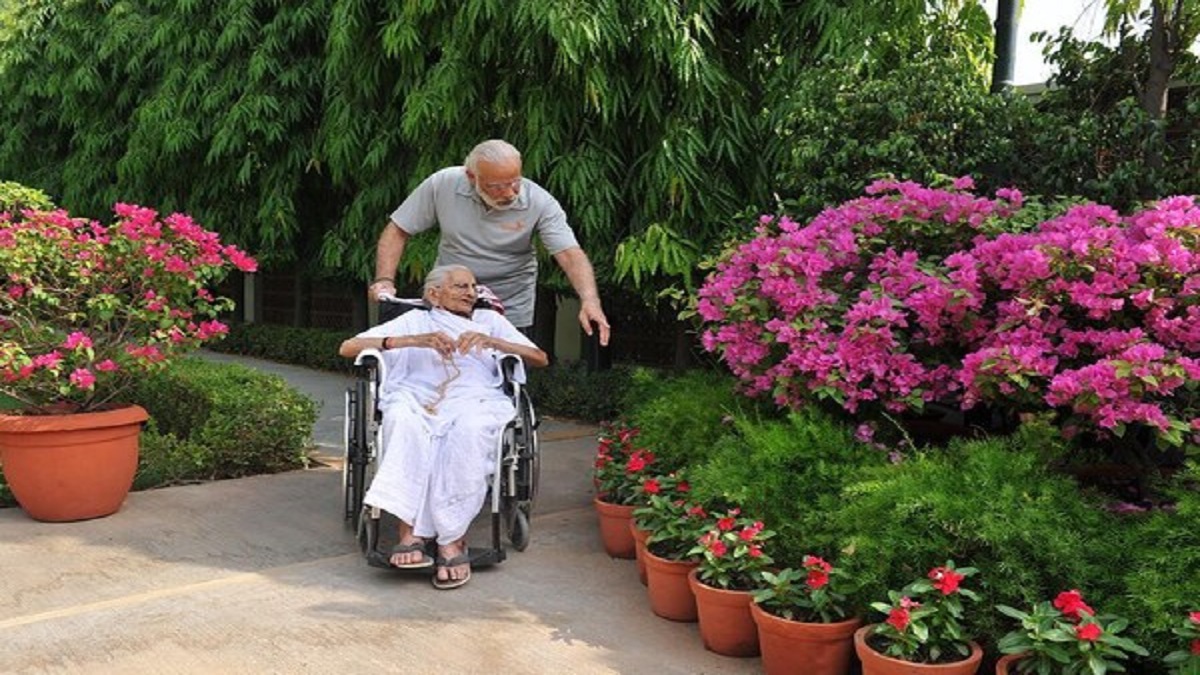 PM Modi performs last rites of his mother Heeraben- The New Indian Express