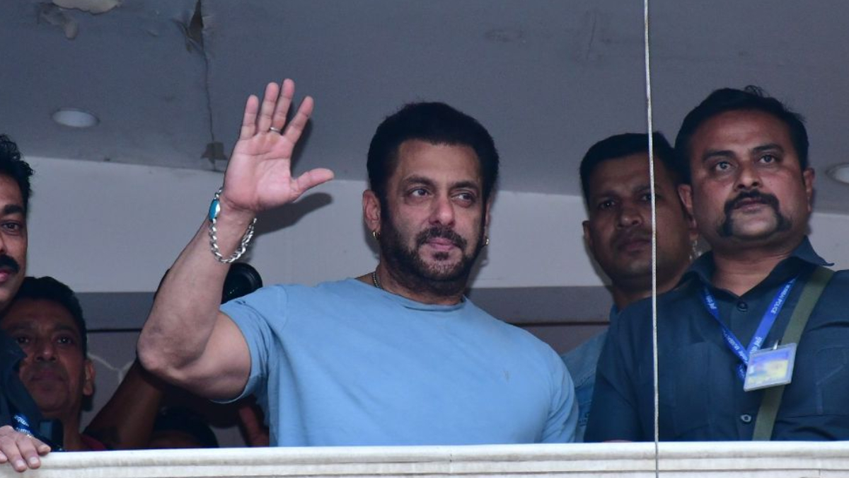 Salman Khan greets fans gathered outside Galaxy Apartments to wish ...