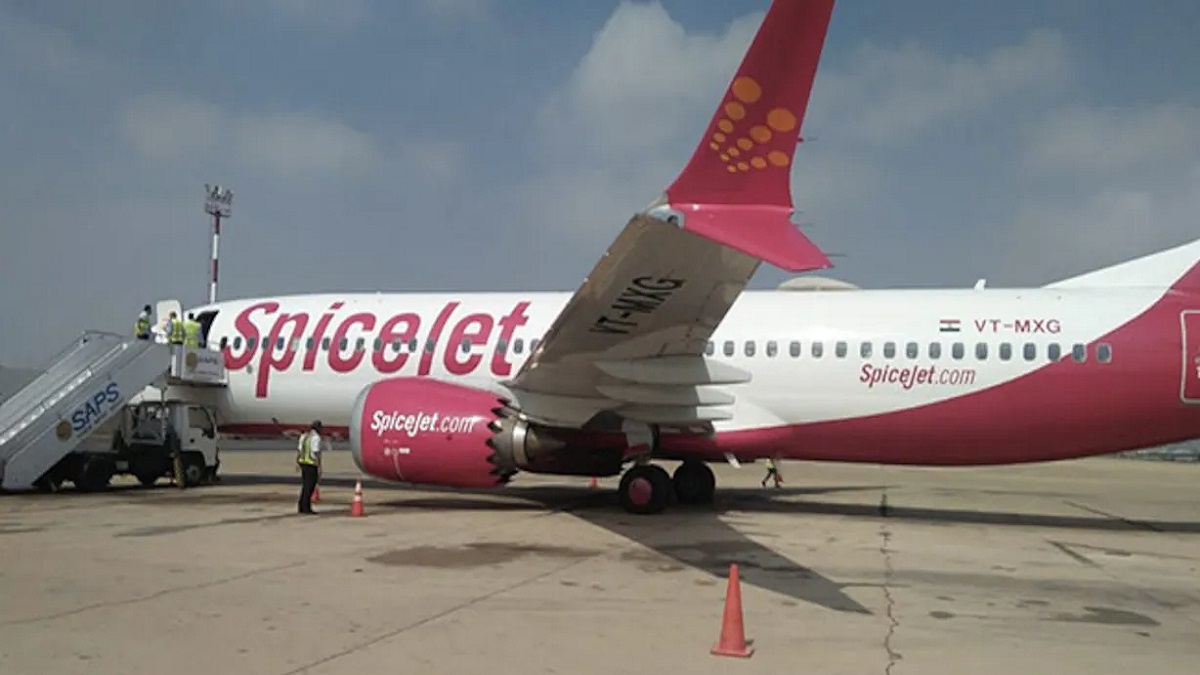 SpiceJet flight with 197 passengers onboard makes emergency landing at ...