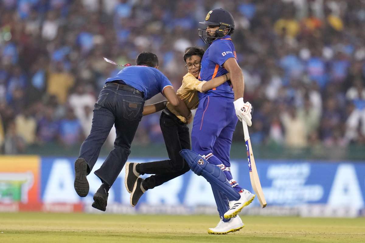 ind-vs-nz-2nd-odi-kid-disrupts-match-to-hug-rohit-sharma-watch