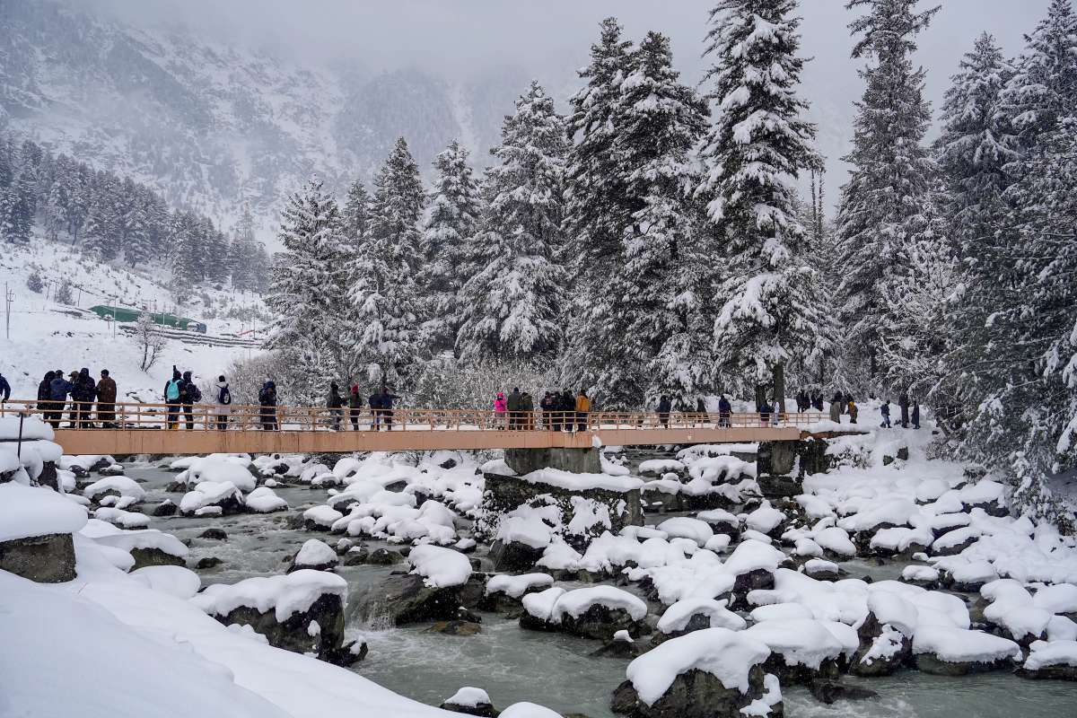 Fresh snowfall blocks 200 roads in Himachal, affects railway services in Jammu and Kashmir