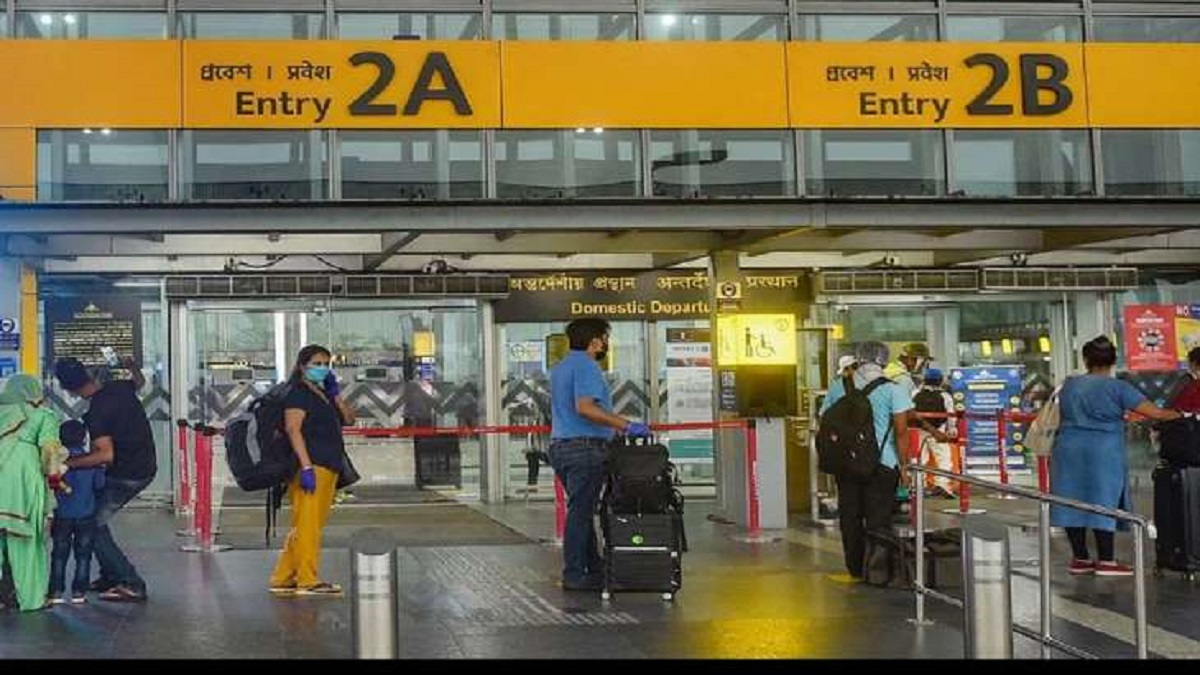 “Salary not sufficient”, say 8 loaders who steal iPhones, jewellery from passenger’s luggage at Delhi airport