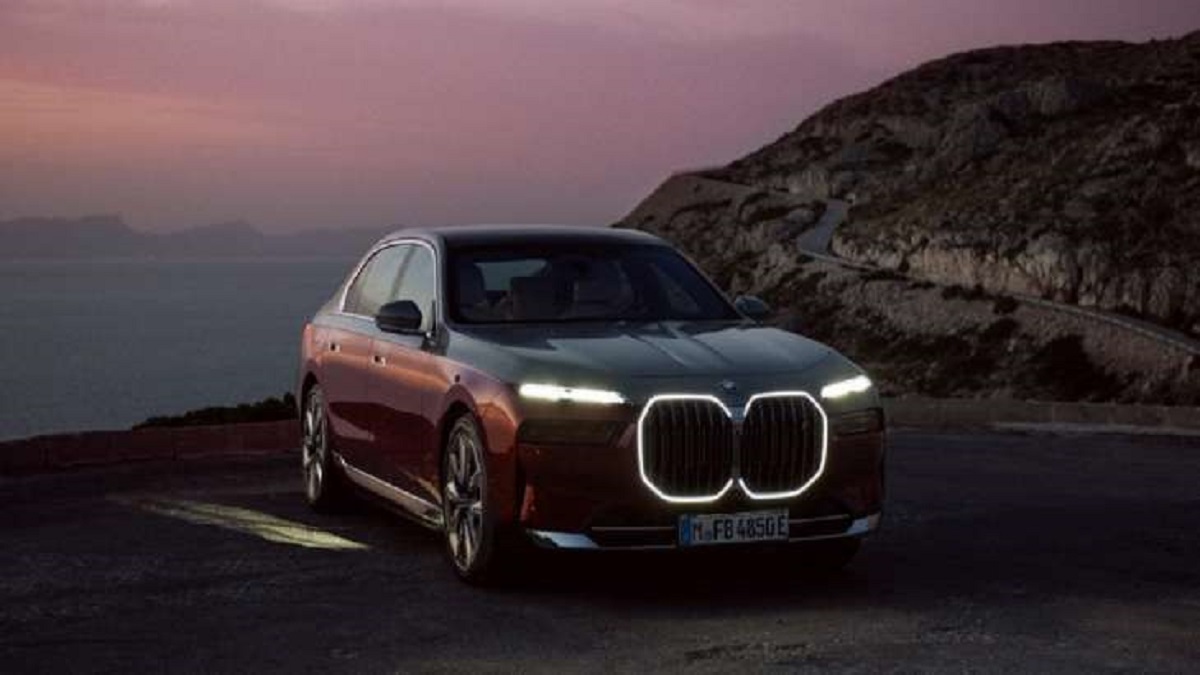 BMW Recalls Over 14 000 Electric Cars I7 Over Crash Risk India TV