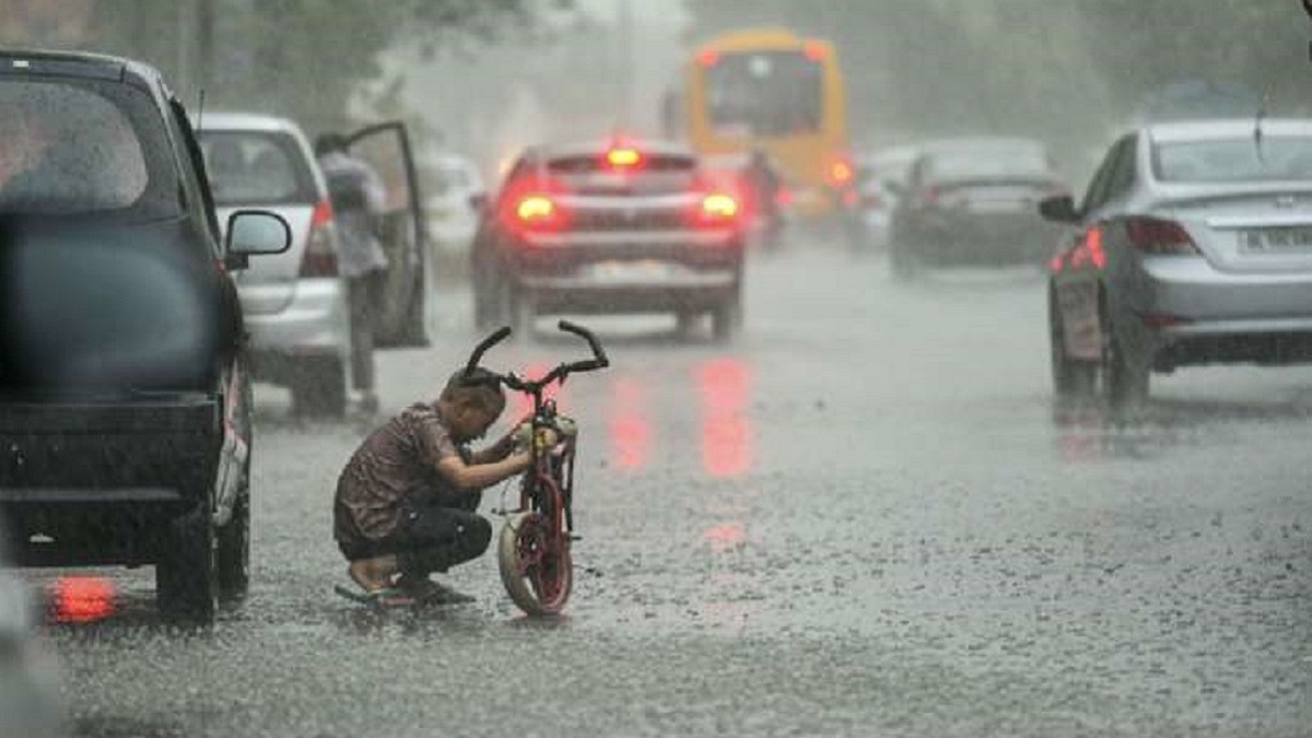 दिल्ली में तेज बारिश से तापमान में गिरावट Heavy rain in Delhi brings down temperature
