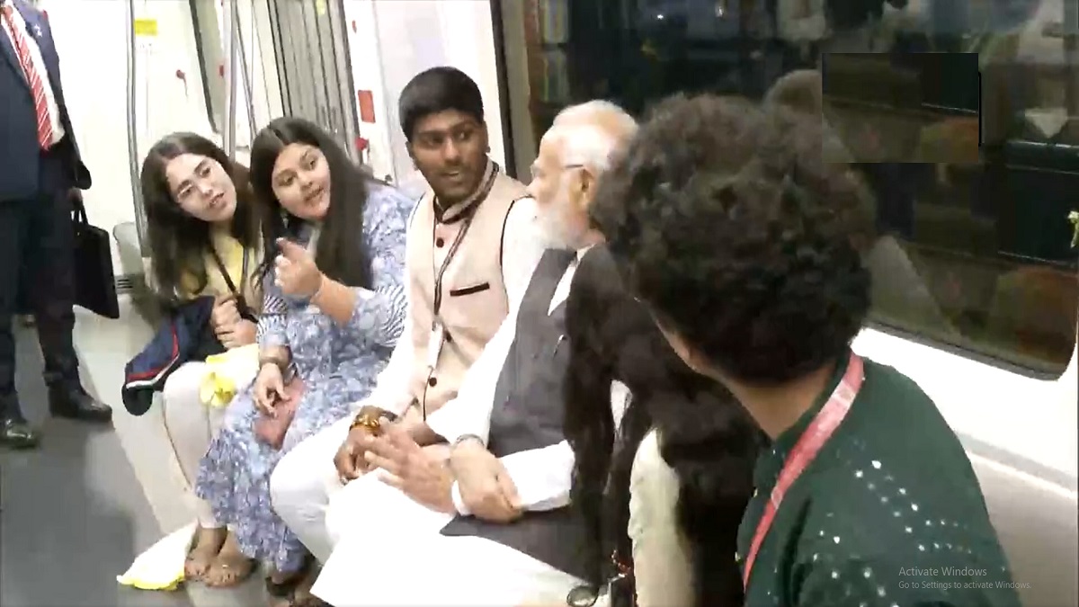 PM Modi gifts projects worth Rs 38,000 cr to Mumbai; rides newly-launched metro | WATCH