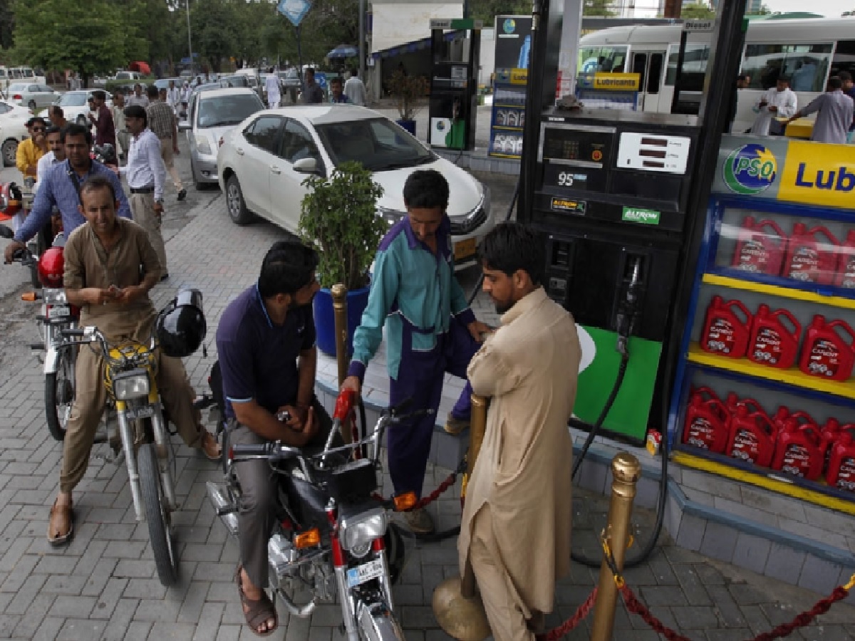 pakistan-hikes-petrol-prices-by-rs-35-minister-calls-it-minimum