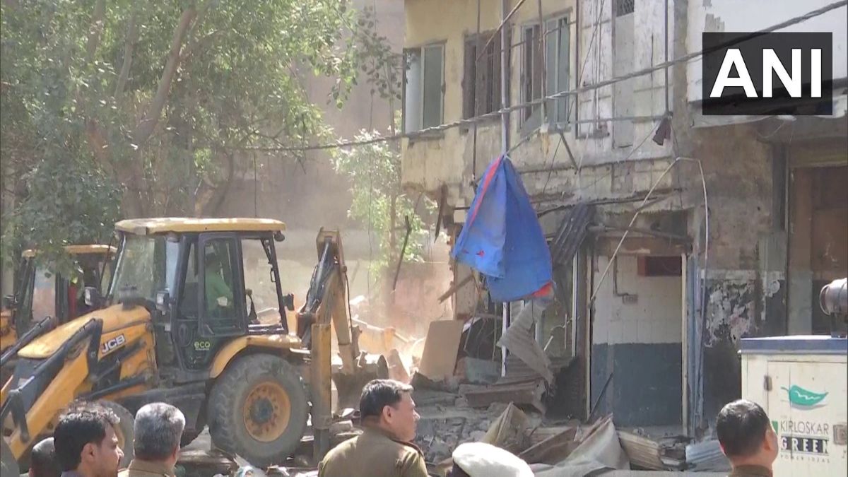 Delhi: Street vendors stage protest against MCD for 'anti-encroachment' drive