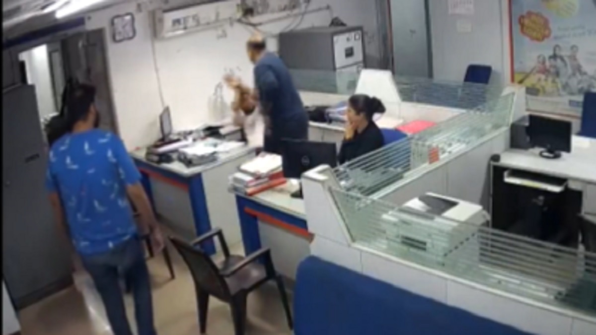 Bank of India employee thrashed by customer over issue of loan in Nadiad | WATCH