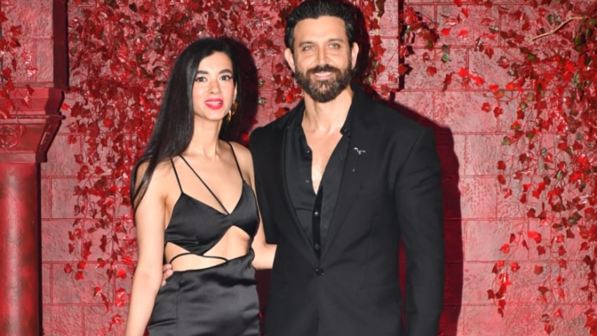 Hrithik Roshan kisses his ladylove Saba Azad, video goes viral | Watch