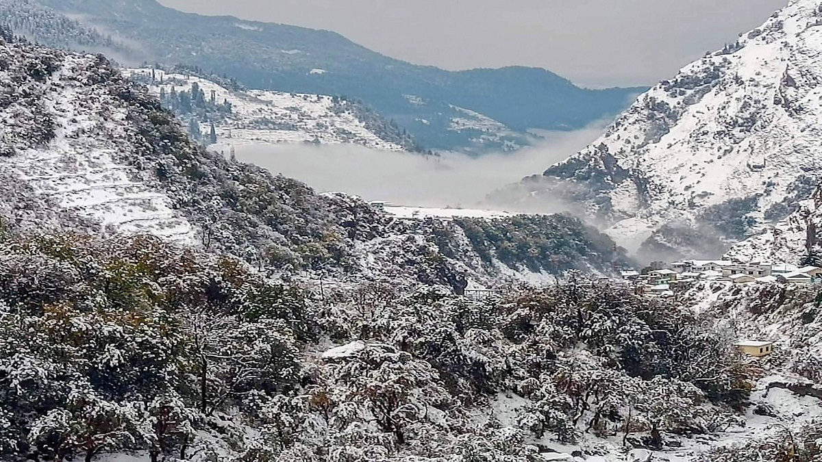 Himachal Pradesh weather updates: Three National Highways shut due to heavy snowfall, water supply hampers