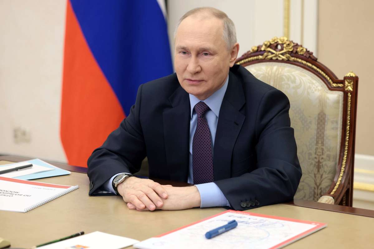 Putin Signs A Law That Bans Russian Government Officials From Using ...