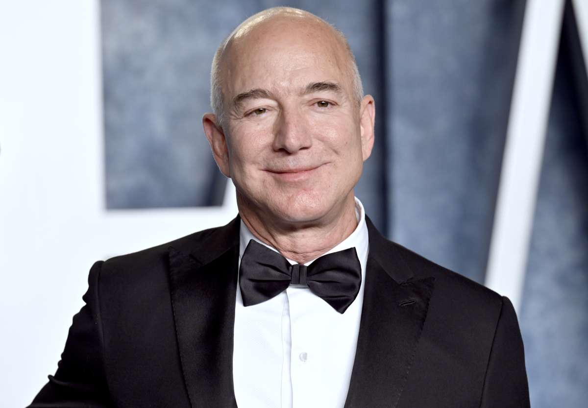 Amazon’s Jeff Bezos is now engaged to his ‘journalist girlfriend’ I PICS Inside