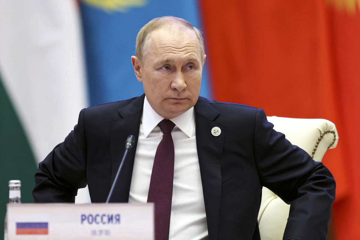 Di tengah perang, Pengadilan Kriminal Internasional mengeluarkan surat perintah penangkapan untuk Presiden Rusia Putin