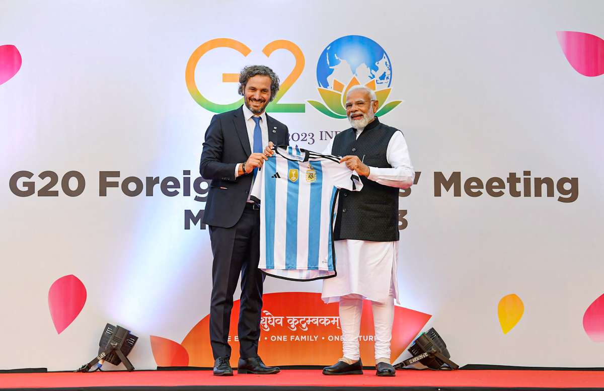 PM Modi Argentina Jersey: Prime Minister Narendra Modi receives Lionel Messi's  Argentina jersey as gift - Check Out