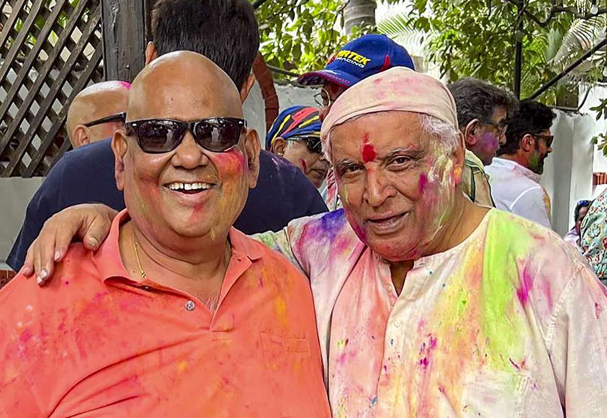 After attending Satish Kaushik's funeral, Javed Akhtar pens emotional note: 'Aag ki chaadar odhay...'