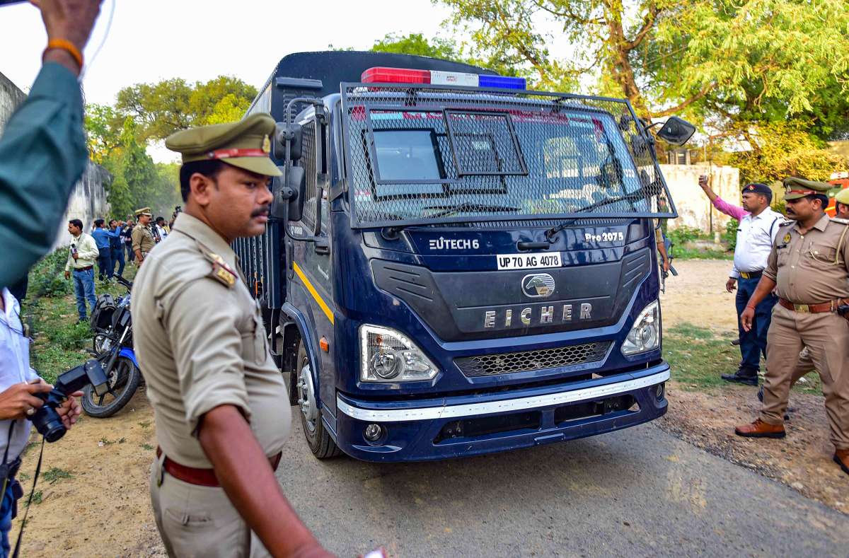 Atiq Ahmad begins his journey from Prayagraj to Sabarmati Jail after court decision I WATCH