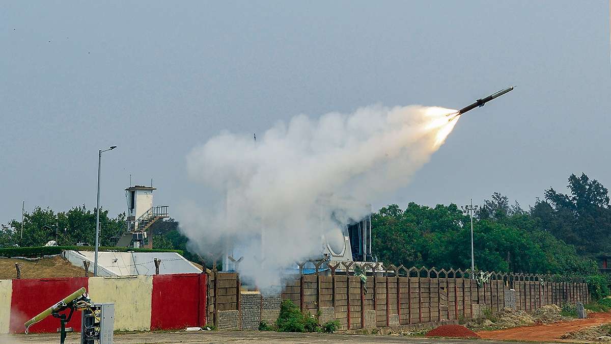 Kementerian Pertahanan menyetujui Rs 70000 crore proposal sistem senjata untuk angkatan udara angkatan laut Rajnath Singh berita terbaru
