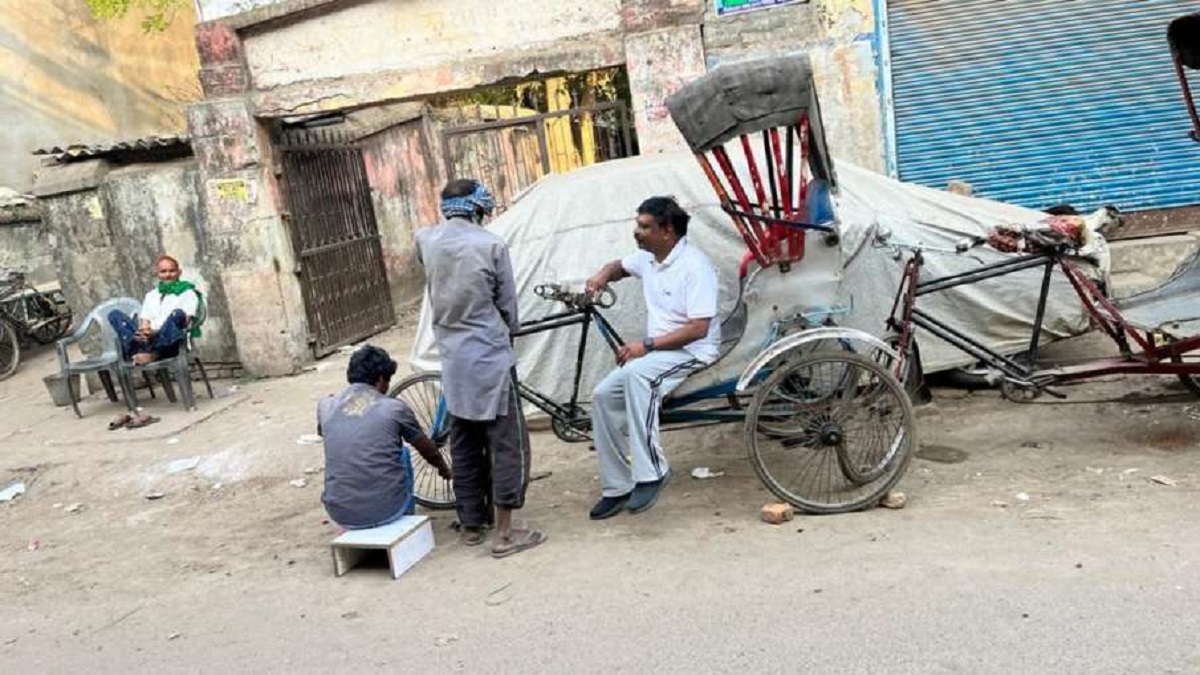 Sekretaris Utama pemerintah Bihar berjalan di jalanan seperti orang biasa;  foto menjadi viral |  TAHU KENAPA