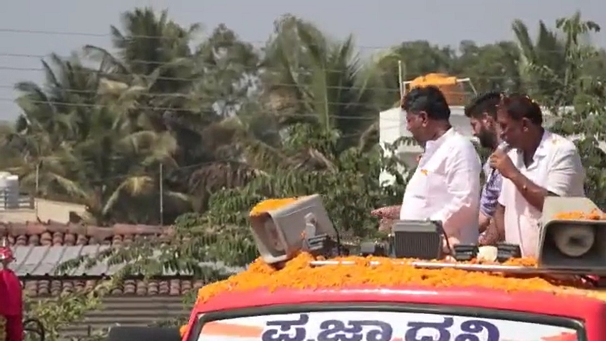 Karnataka Congress chief DK Shivakumar showers Rs 500 notes during roadshow | WATCH