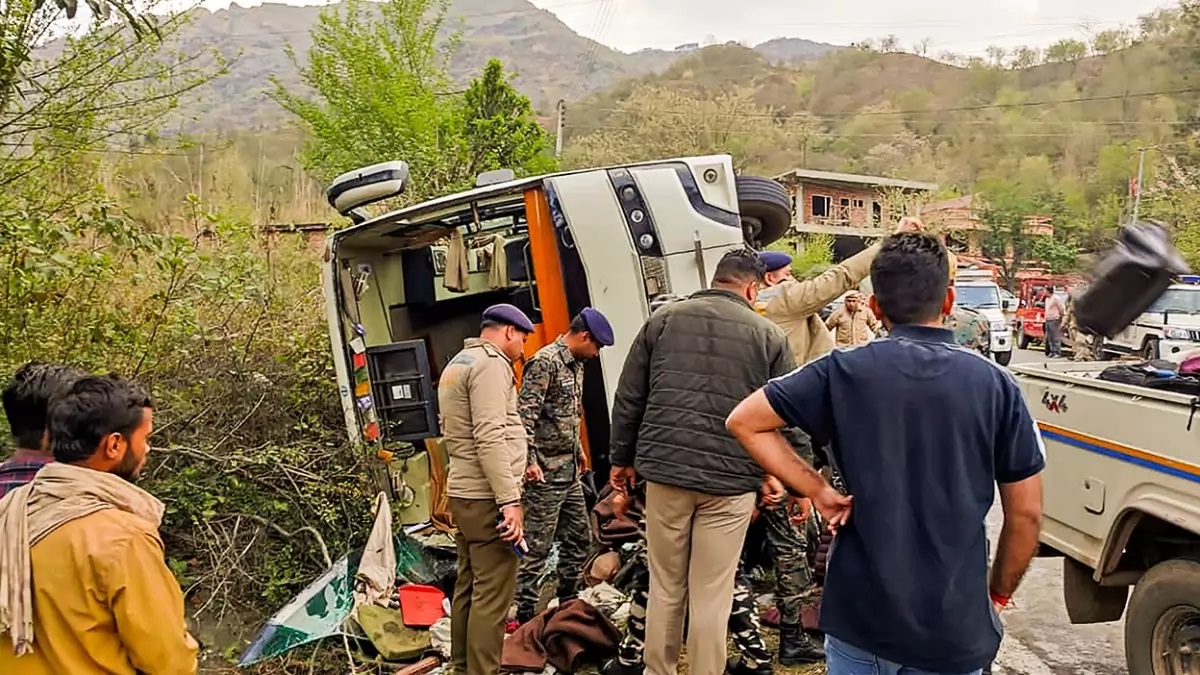Jammu dan Kashmir: Empat tewas, 28 terluka saat bus terbalik di jalan raya nasional Srinagar-Jammu di Pulwama